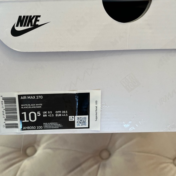 Nike Men’s White & Black Air Max 270 - Picture 6 of 12